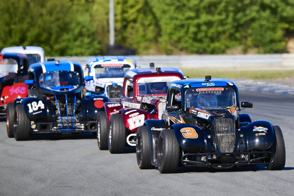 Som et tog af vogne på en rutsjebane kommer bilerne i Grand Prix Tours Legend Car Cuppen til at bevæge sig op og ned over Ring Djurslands bakker
(Foto: Grippo)
